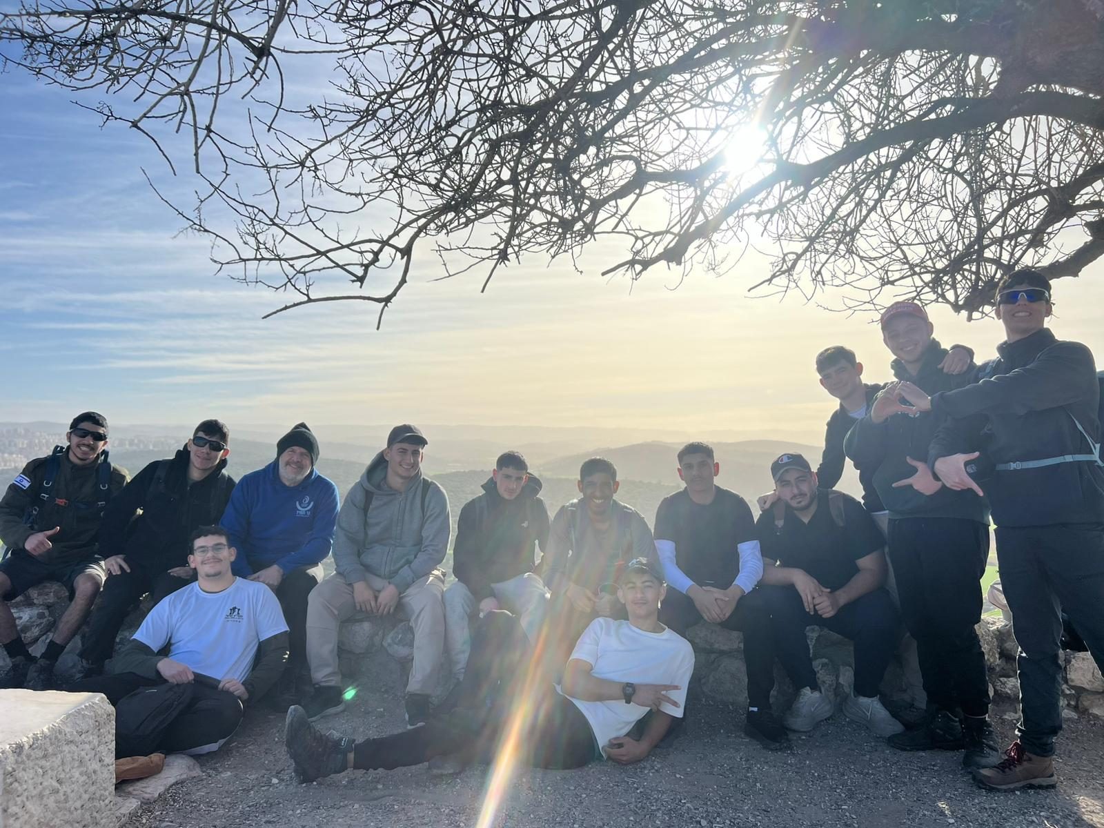 חבורה תחת עץ מול נוף