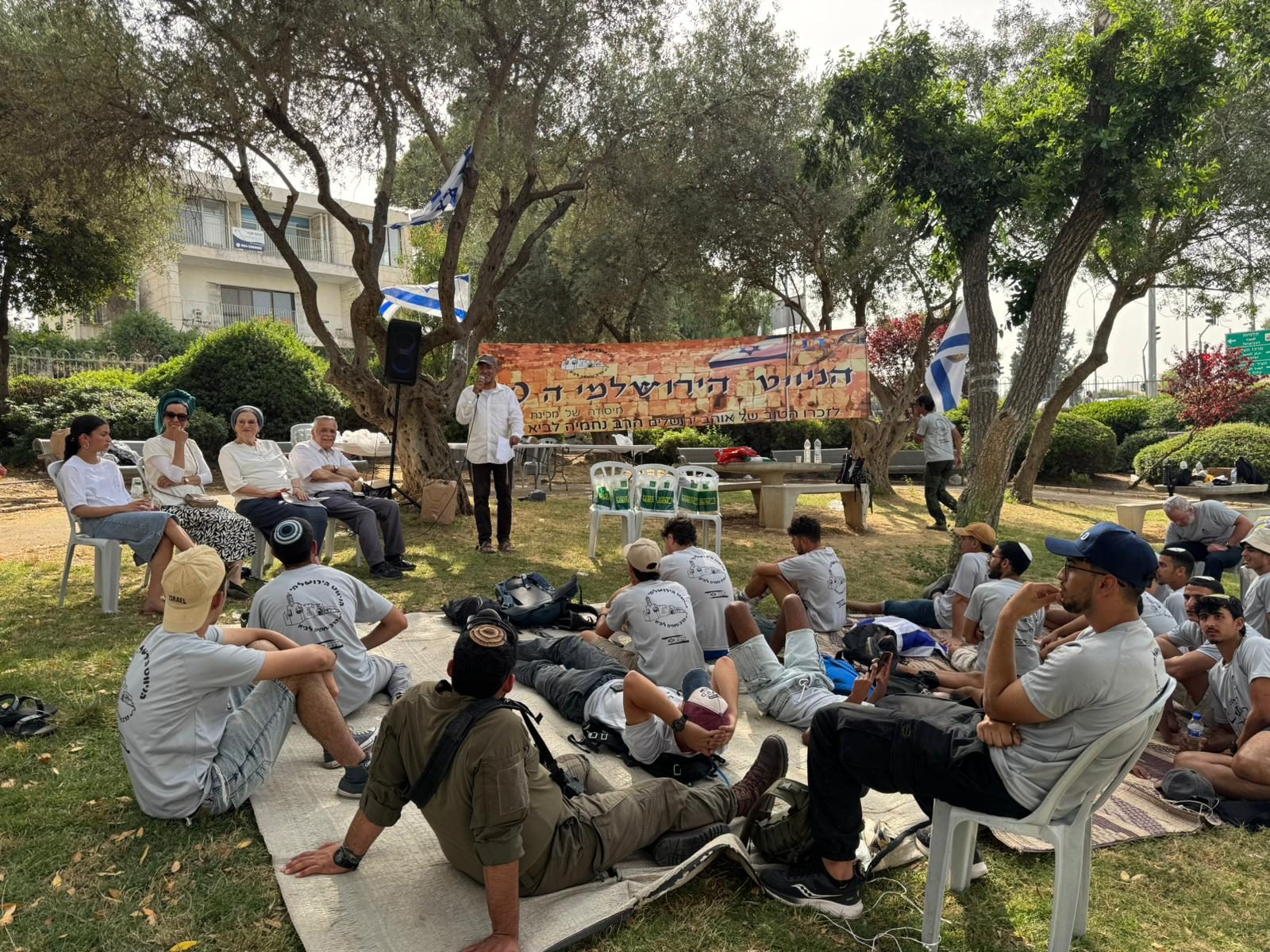 החבר'ה על הדשא
